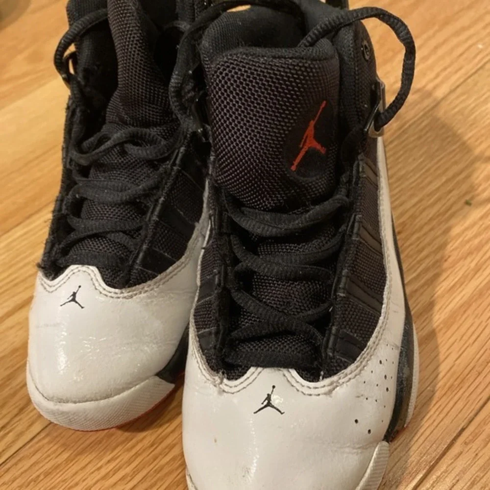 Air Jordan's  Boys 2.5Y 323432-067  White/Black ‎  3671